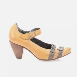 Fidji soft yellow leather block heels
